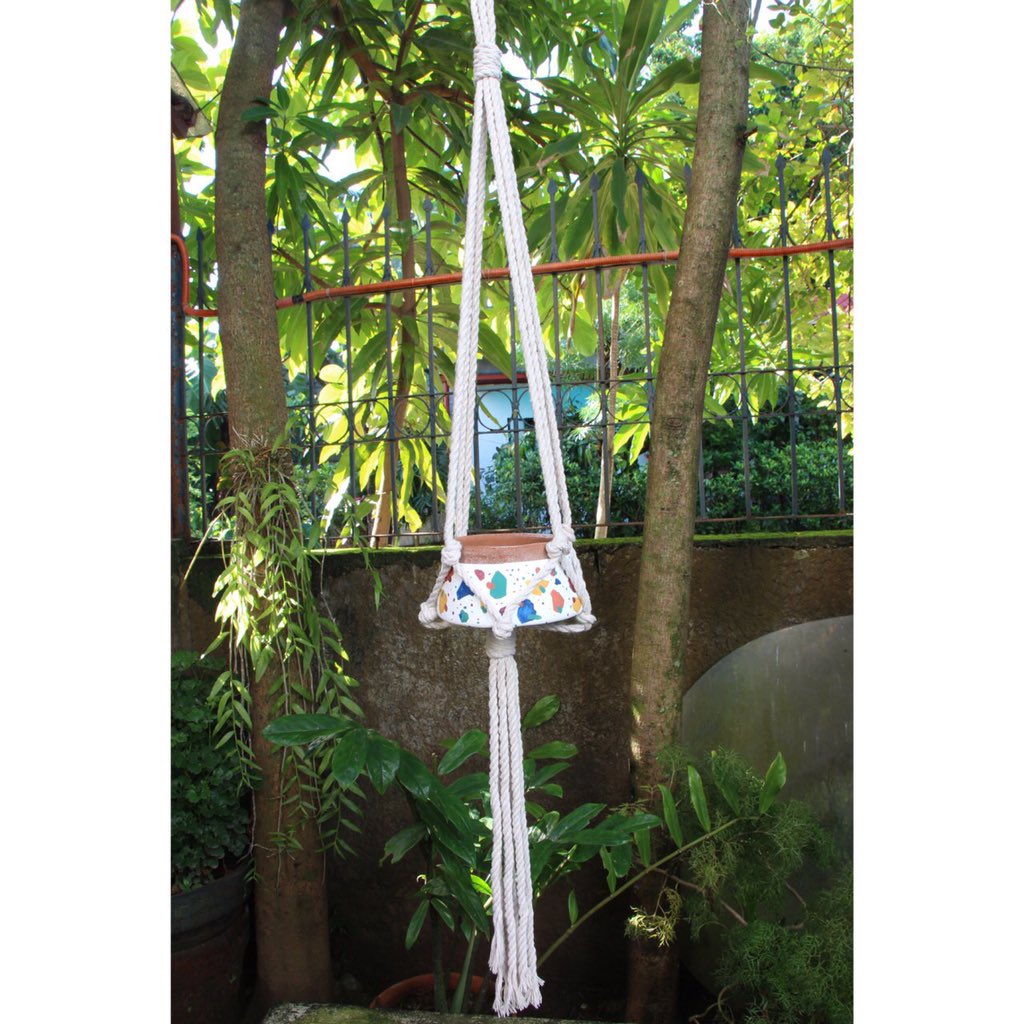 seelinestudioph's tweet photo. Spice up your space with this colorful and vibrant hand painted terracotta pot w/ abstract designs inspired by terrazzo! 
Comes w/ macrame plant hanger!

Each item is made with love 💜 

#potsph #handpaintedpots #plantitos #plantitas #macrameplanthanger #macrame #smallbusiness https://t.co/Rrs1VsDLEM