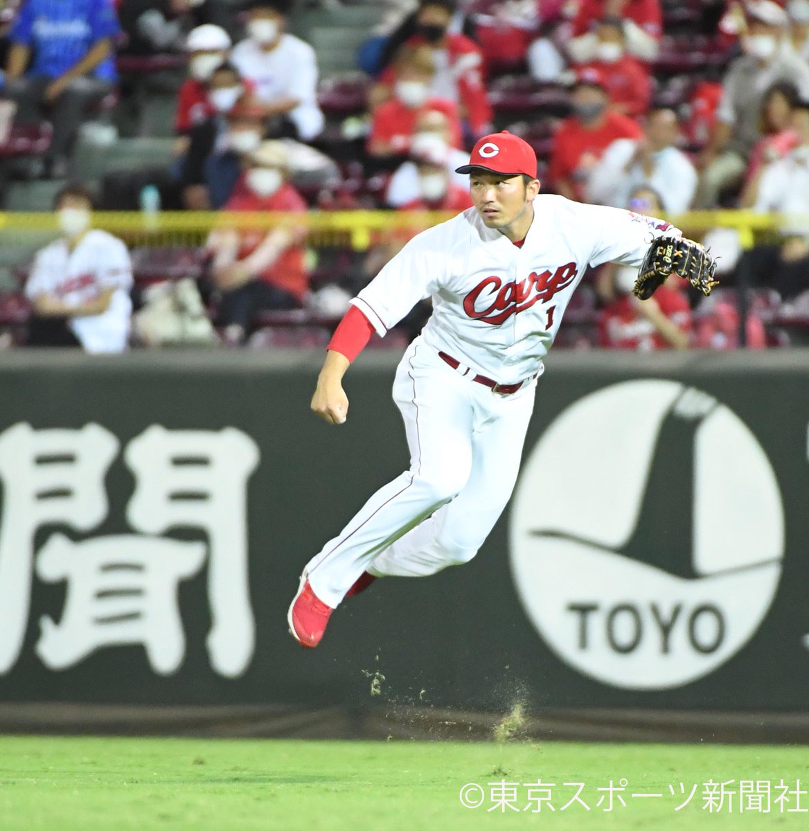 東スポ 写真部 プロ野球 年9月28日 広島 dena マツダ 5回1死2塁 打者 戸柱のライトフライ3塁へ レーザービームで2走の3進を阻止した 鈴木誠也 カープ ベイスターズ 東スポ 写真部 プロ野球 年9月28日 広島 dena マツダ 5回1死2塁 打者 戸柱のライトフライ3塁へ レーザービームで2走の3進を阻止した 鈴木誠也 カープ ベイスターズ