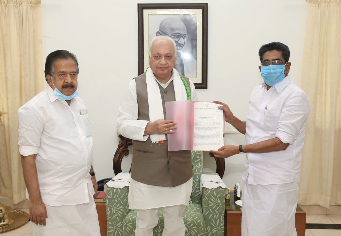 chennithala's tweet photo. As a solidarity to the ongoing farm bill protests, KPCC President Shri. @MullappallyR and I visited Governor Arif Mohammad Khan and submitted the Farmers' Petition on #FarmBill

#SpeakUpforFarmers 

1/2 https://t.co/lmmvo7g69k