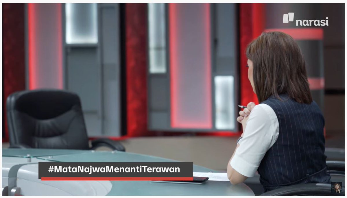 Indonesian journalist @NajwaShihab interviewing an empty chair (instead of the Minister of Health who chickened out from the invitation) is an iconic-yet-ironic moment of government's transparency and accountability.