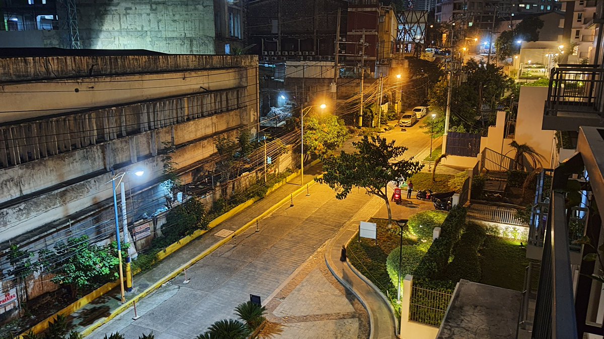 The street so dramatic with the old warehouse on the side.... #buildings #citylife #nighphotography