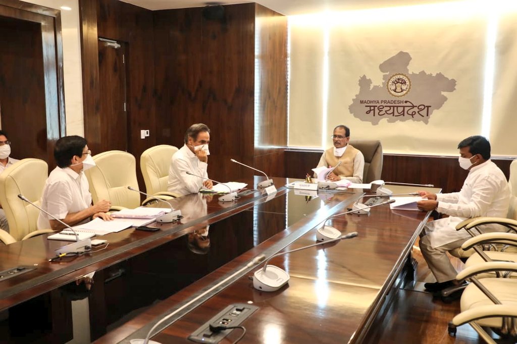 मुख्यमंत्री श्री @ChouhanShivraj ने मंत्रालय में नर्मदा बेसिन प्रोजेक्ट्स कंपनी लिमिटेड (NBPCL) के संचालक मंडल की बैठक ली और आवश्यक दिशा-निर्देश दिये।