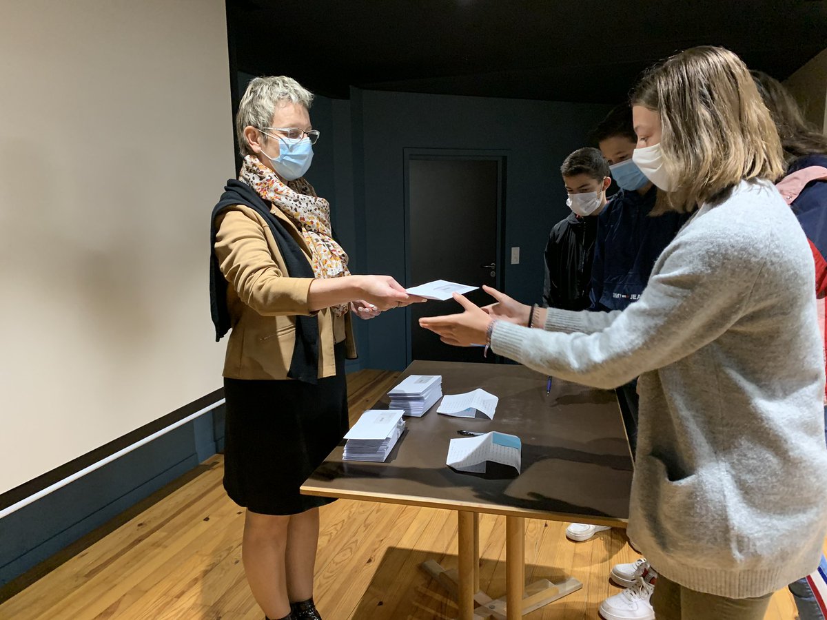 guillaumegarot's tweet image. Remise ce matin des Chéquiers-collégiens au Collège de la Salle.
Ici, les délégués de classe des 3ème sont chargés ensuite de les remettre à leurs camarades. 
Délégués de classe, élus locaux : l’occasion de rappeler les principes de la démocratie représentative !
#Laval