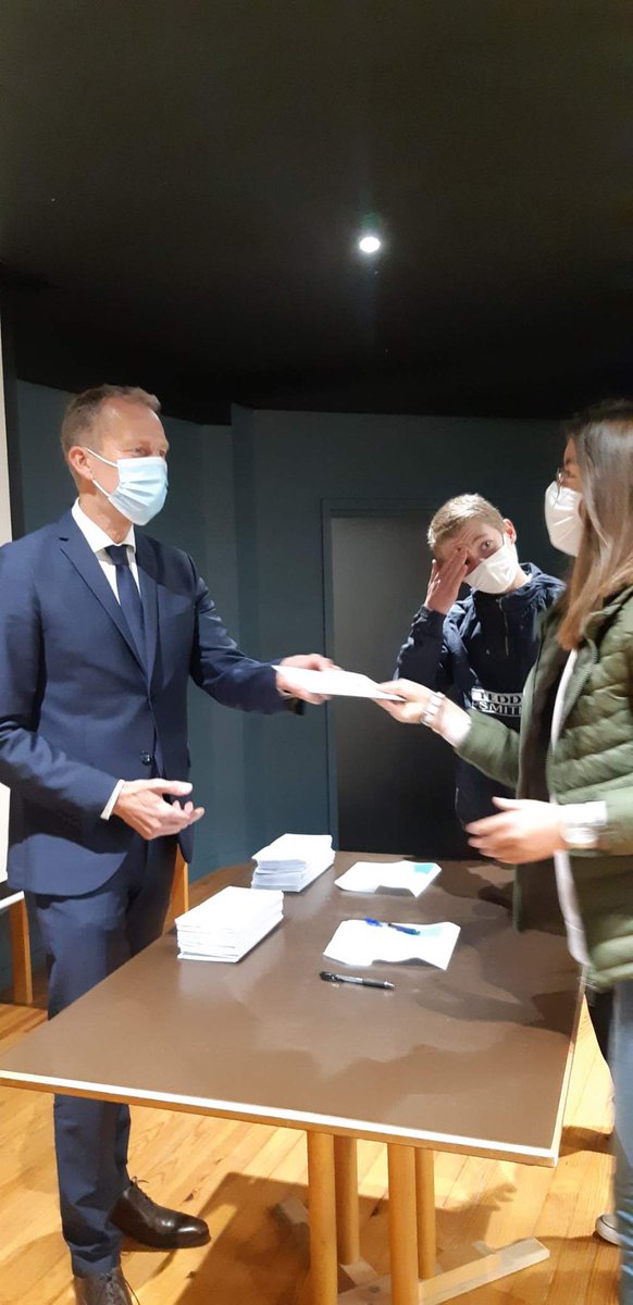 guillaumegarot's tweet image. Remise ce matin des Chéquiers-collégiens au Collège de la Salle.
Ici, les délégués de classe des 3ème sont chargés ensuite de les remettre à leurs camarades. 
Délégués de classe, élus locaux : l’occasion de rappeler les principes de la démocratie représentative !
#Laval