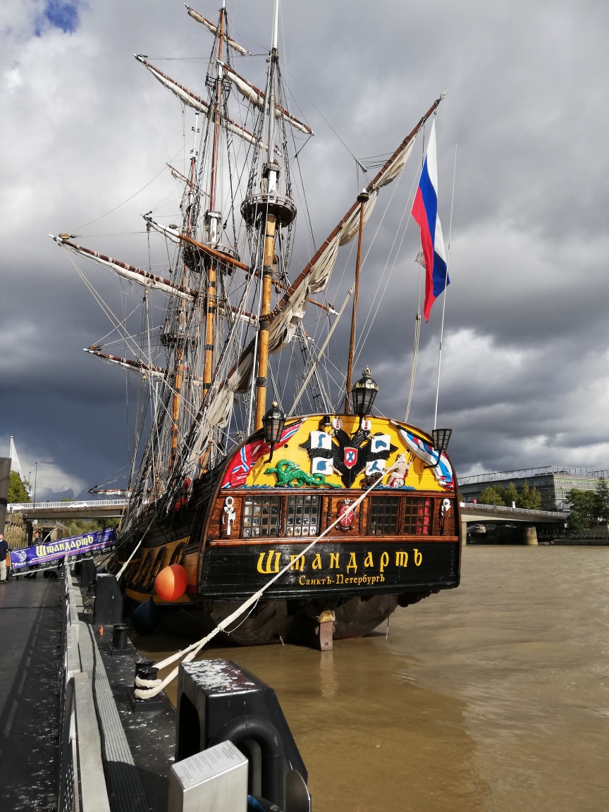 PortsdeNantes's tweet photo. Depuis la fin de la semaine dernière le #Shtandart est amarré au #PontonBelem, Quai de la Fosse ⚓
Vous avez jusqu'à vendredi pour le visiter : de 10h à 12h30 et de 13h30 à 20h30.  ⛵
Belle semaine à tous ! https://t.co/noDQugsyiJ