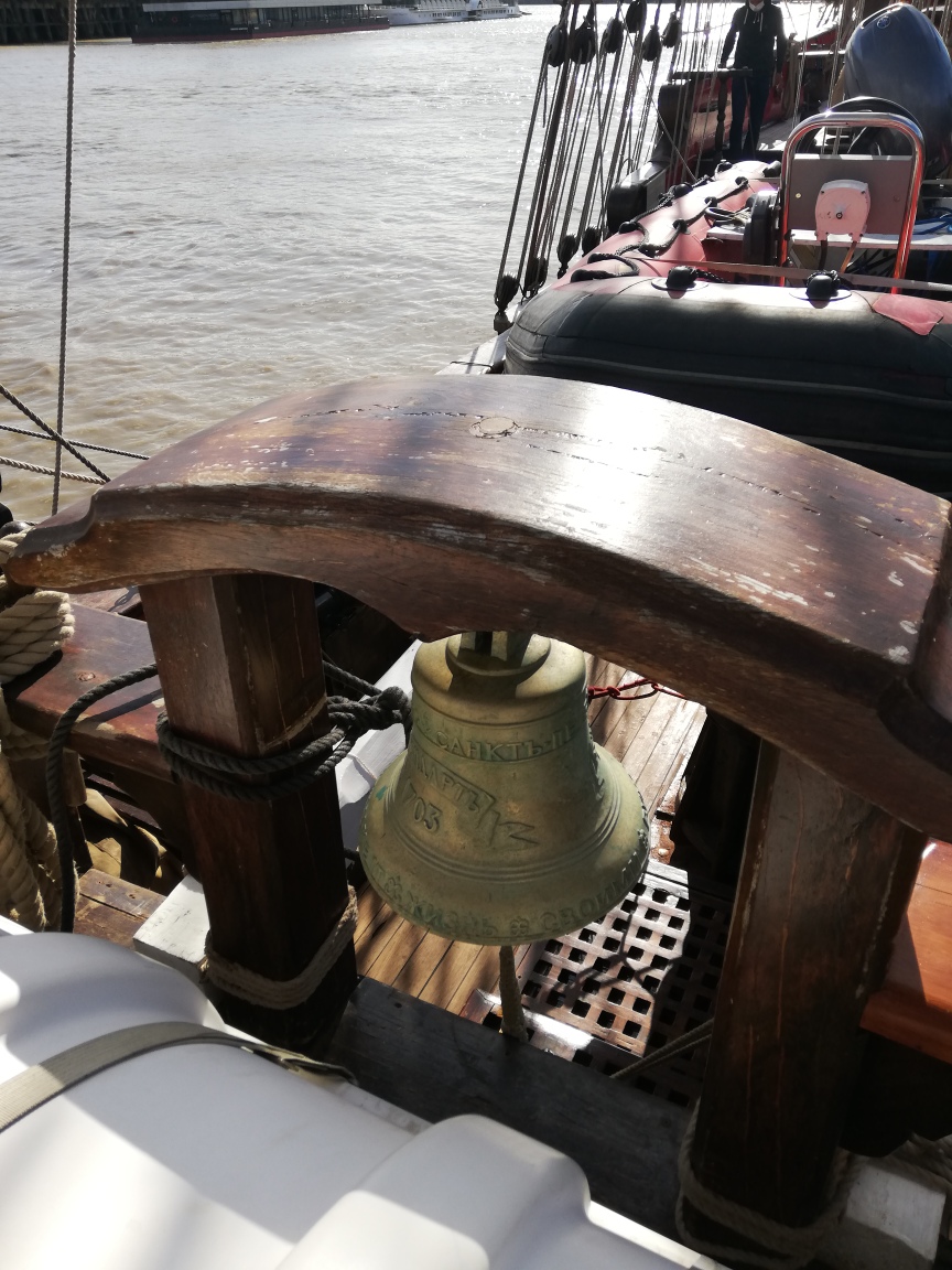 PortsdeNantes's tweet photo. Depuis la fin de la semaine dernière le #Shtandart est amarré au #PontonBelem, Quai de la Fosse ⚓
Vous avez jusqu'à vendredi pour le visiter : de 10h à 12h30 et de 13h30 à 20h30.  ⛵
Belle semaine à tous ! https://t.co/noDQugsyiJ