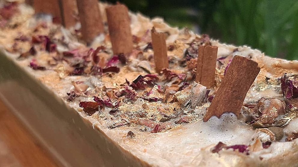 TortuguitaPTY's tweet photo. "PA BAÑASE EN MIEL" 
Colab x Eviday: Miel de Caña Melosa

🧼Glicerina
🍯Miel de caña 
💛Aceite de Nuez
🌹Rosas secas
🥣Avena
🧡Canela
👃Aroma a Vainilla

4.5oz
$3.25 https://t.co/4gnEnQtDb7