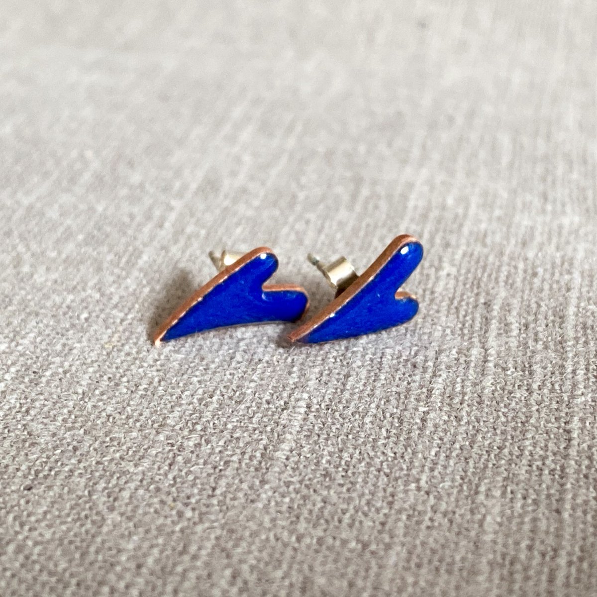 Dainty Blue Enamel Heart Stud Earrings by MaisyPlum https://t.co/p1P4HFcBXQ #Inbizhour ##StandWithSmall #EshopsUK #etsyselleruk ##LondonisLovinit #UKGiftAM #HandmadeHour #EtsyUK #BlueJewelry https://t.co/SPMfesRDT0