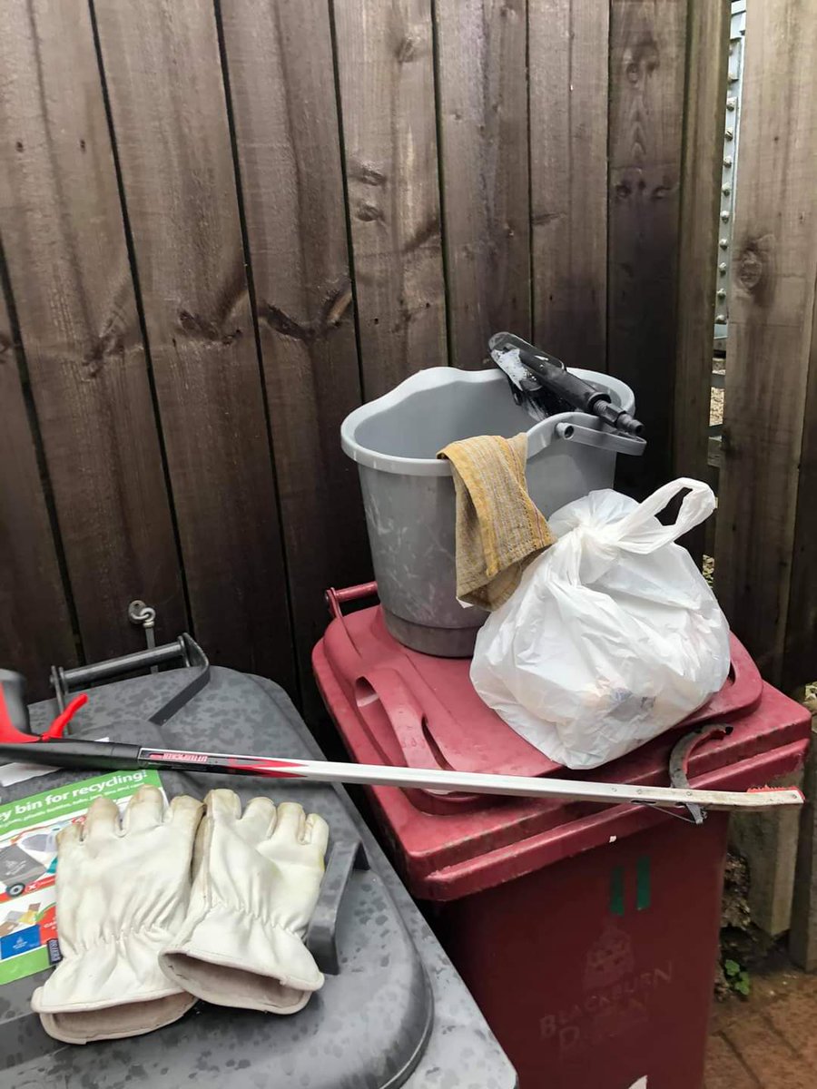 #GBSeptemberClean small bags, large bags, many bags, all solo picked. Gives us another weekly tally of 381 bags. Cans recycled for alley funds @edibleblackburn