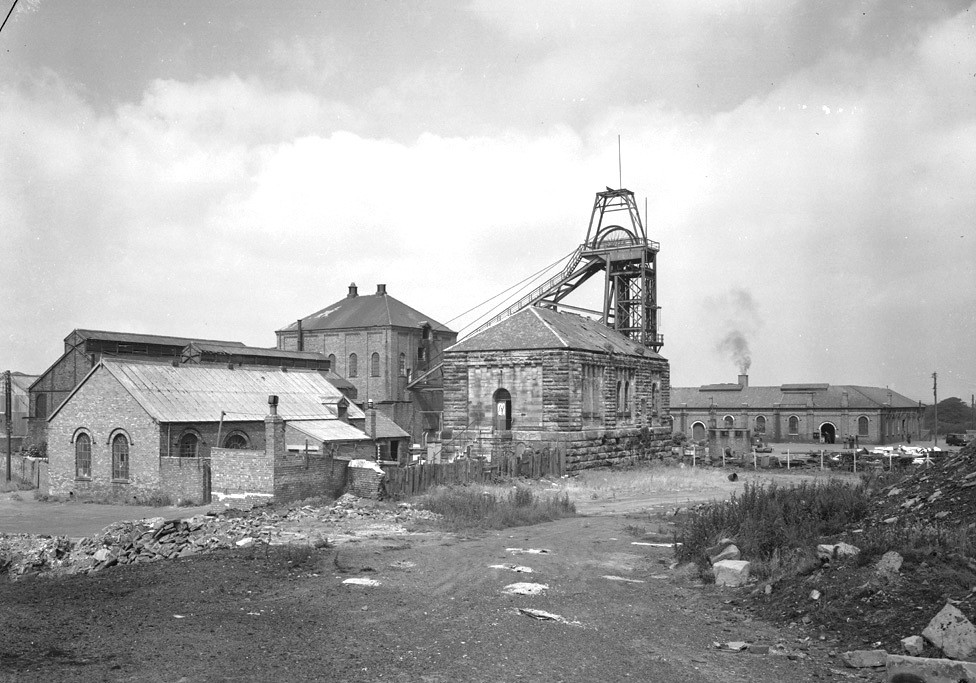TWArchives's tweet photo. U is for #Usworth Colliery. This picture of the colliery was taken in 1965, a year after the creation of Washington New Town. The colliery was closed in 1974 after almost 130 years.
#ArchiveZ #AtoZ #Washington #Usworth #Mining https://t.co/NqdrVV3JAD