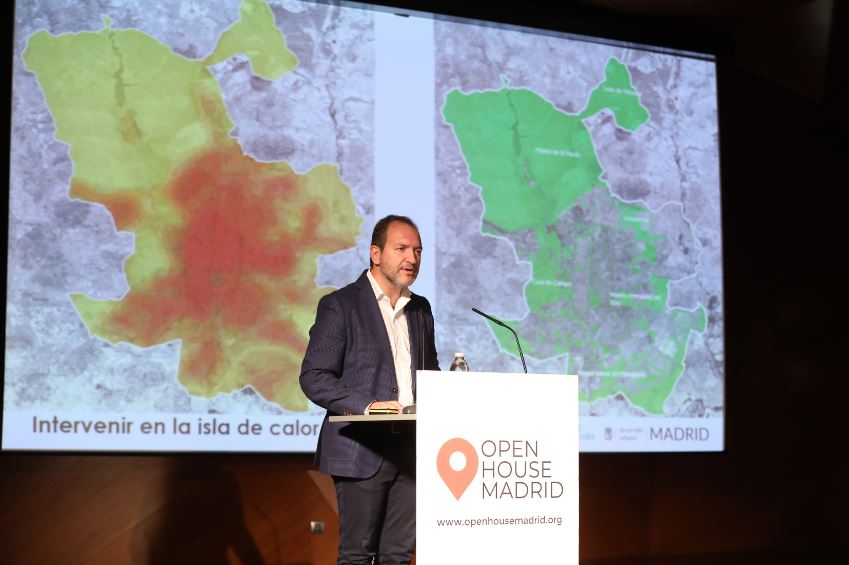El delegado @MarianoFuentesS presenta la estrategia '#Madrid isla de calor' para transformar el espacio urbano a través de la renaturalización, con proyectos como #BosqueMetropolitano y #BarriosProductores 🌿
➡️cutt.ly/zf1BoAU