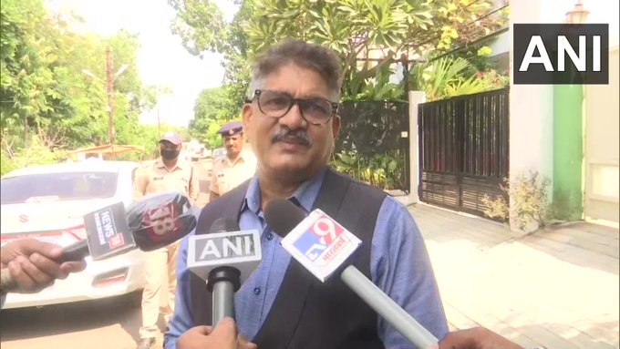 ANI's tweet image. We've been married for 32 years, in 2008 she had complained against me. But the point is, since 2008 she has been living in my house, enjoying all facilities &amp;amp; travelling abroad on my expenses: Additional DG Purshottam Sharma on video showing him beating his wife. #MadhyaPradesh