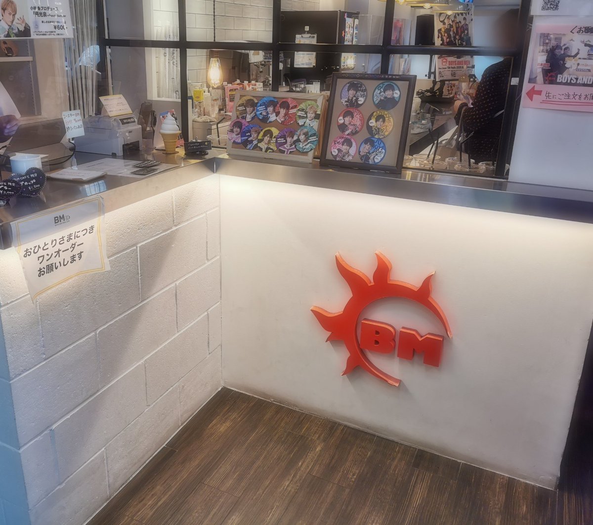 hanausa_bm's tweet photo. 最後のBM SHOP&CAFEへ
5年前出来るって知って嬉しくてオープン前に見に行ったり、1日店長やトークショー、手売り、限定メニュー本当にいろんなイベントに参加したなぁ
たくさんの素敵な思い出をありがとう✨
#ボイメン
#BMSHOP
#BMCAFE https://t.co/cHjyLD4pGp