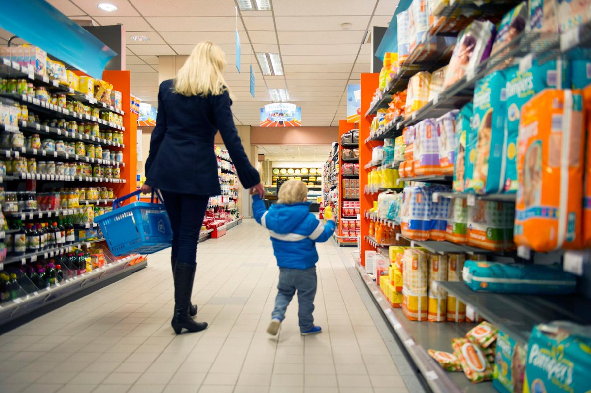 MinisterieSZW's tweet photo. #Nieuws: Door de coronacrisis lopen meer mensen het risico op ernstige financiële problemen. Het kabinet trekt bijna 150 miljoen extra uit voor schuldhulp en aanpak kinderarmoede.  

Lees meer ⤵️
https://t.co/QCIDiRA7nQ https://t.co/YT13b1N6FX