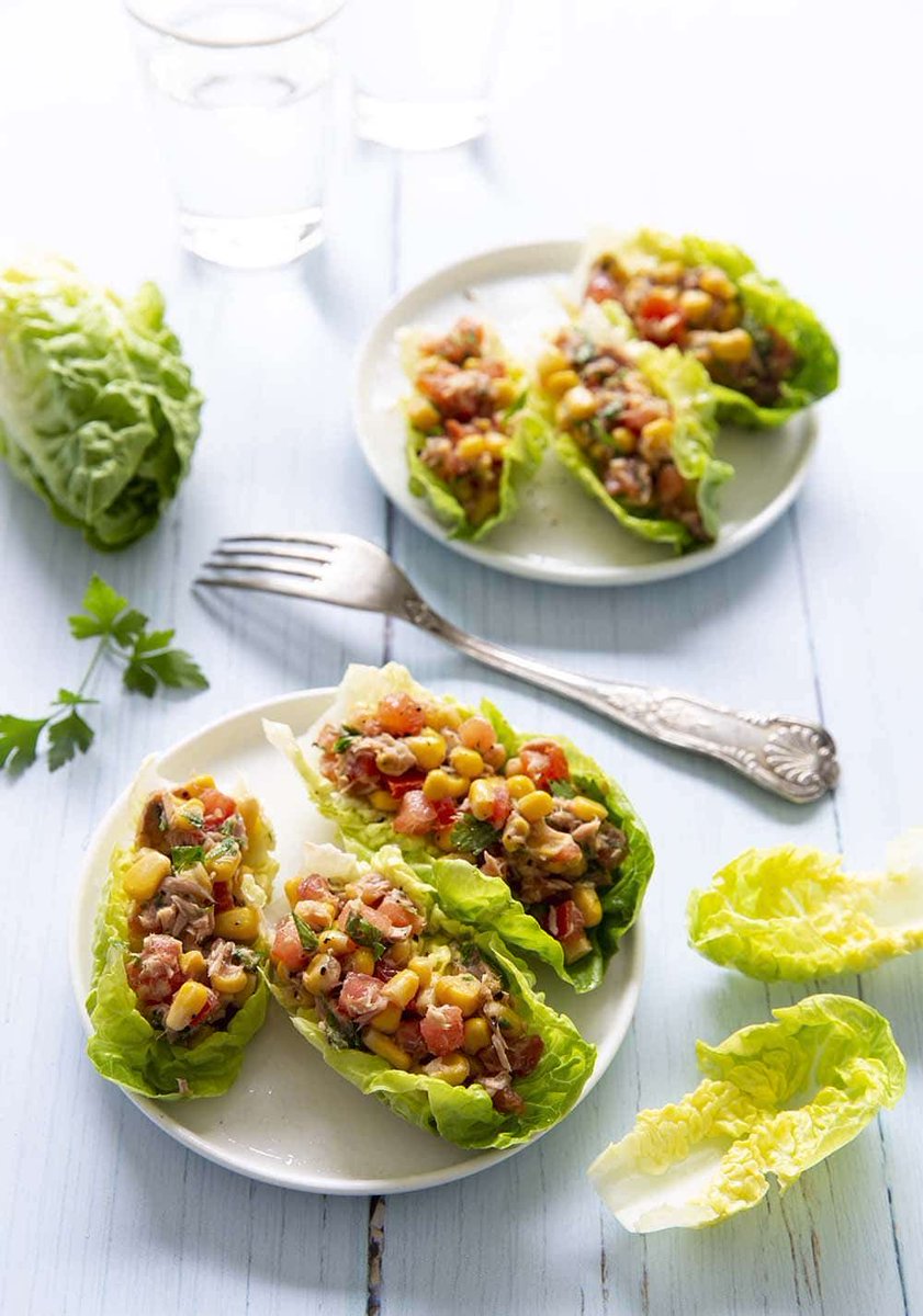 Les cœurs de salade sucrine se prêtent à la réalisation de multiples recettes, comme la salade rôtie par exemple. Mais pour une entrée visuellement attrayante, je vous propose de les farcir avec une farce au thon, tomate et maïs.  buff.ly/2ZW9IcD