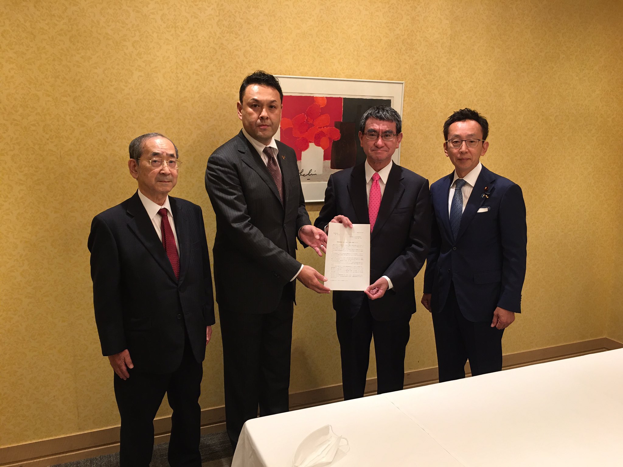 河野太郎 On Twitter 左から村本北海道印章業組合連合会会長 徳井全日本印章業協会会長 私 船橋利実代議士 行政手続き上の無駄なはんこ の廃止にご理解をいただくとともに ハンコ文化の振興にご協力していくことをお約束しました