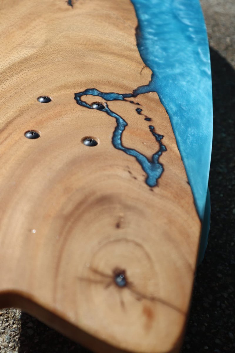 🤩 PROJECTES ORIGINALS 🤩⠀
⠀
Skateboard combinant fusta i resina epoxy⠀
⠀
📸: @markviruta