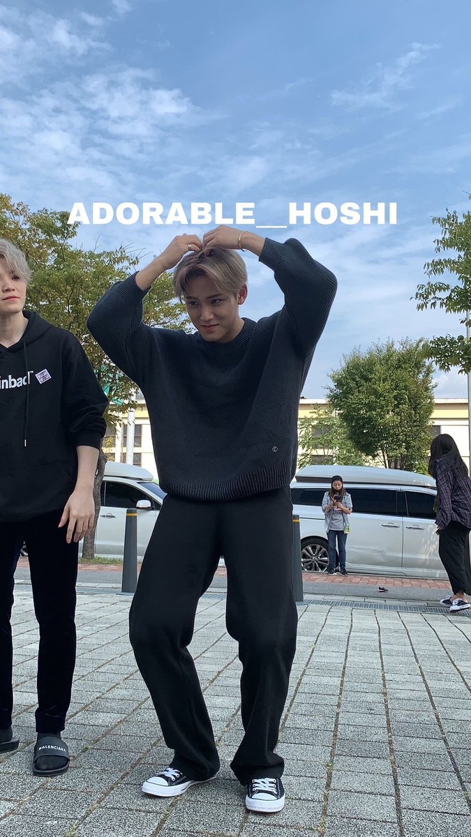 kidmingyu's tweet photo. he realized his sweater goes up really high when he stretches his arms up so when he did a big heart mingyu just 😭🤣 https://t.co/mq0qLPOJkb