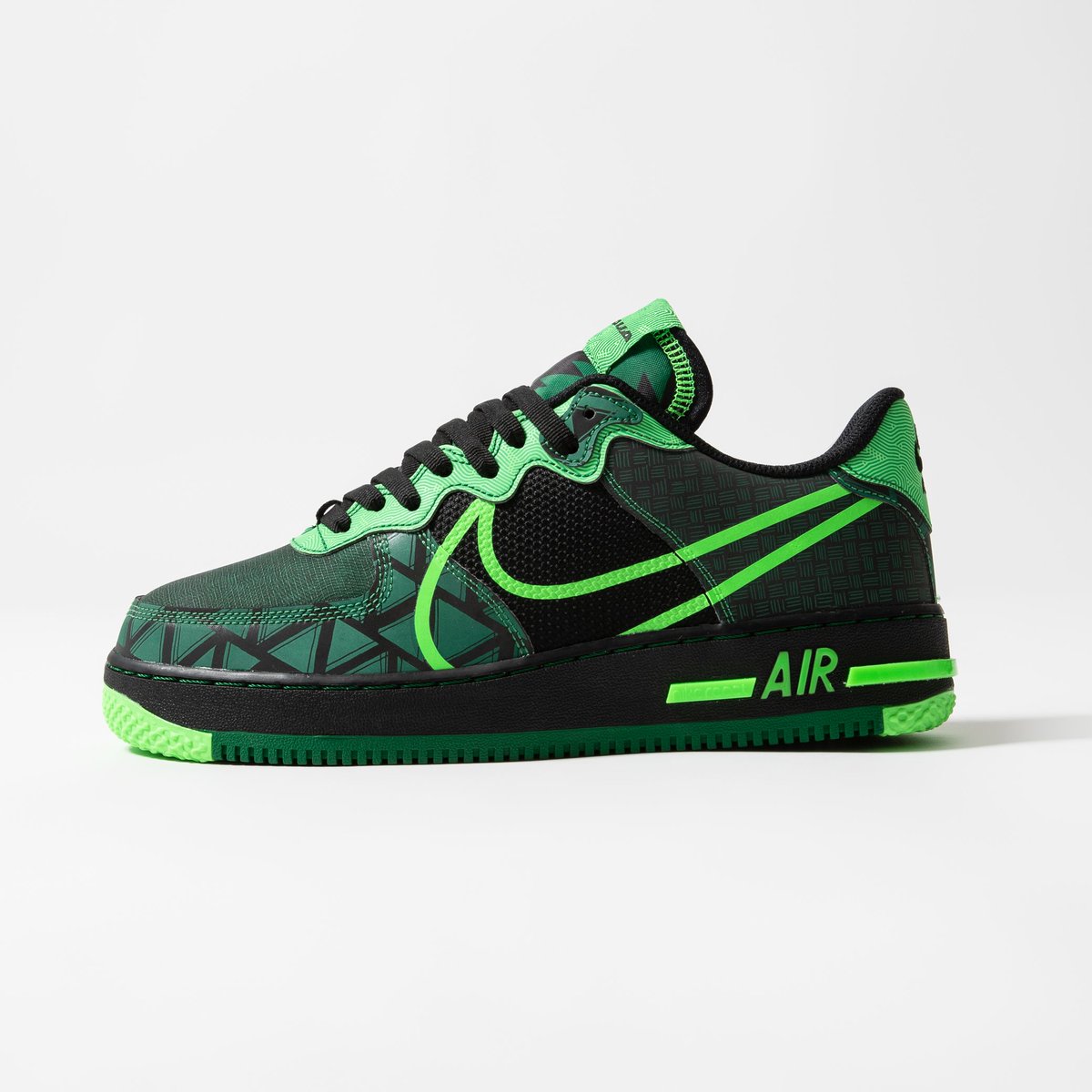 titoloshop's tweet photo. ONLINE NOW 🔥 Nike Air Force 1 React QS "Naija"
available for purchase ➡️ https://t.co/gcnODGSvTs
sizerun 🏃🏻US 4 (36) - US 12 (46) 🏃🏾⠀
🔎 CW3918-001⠀
⠀⠀
#titolo⠀⠀
#titoloSHOP⠀⠀
#af1react
#naija https://t.co/0wadlOu0NI