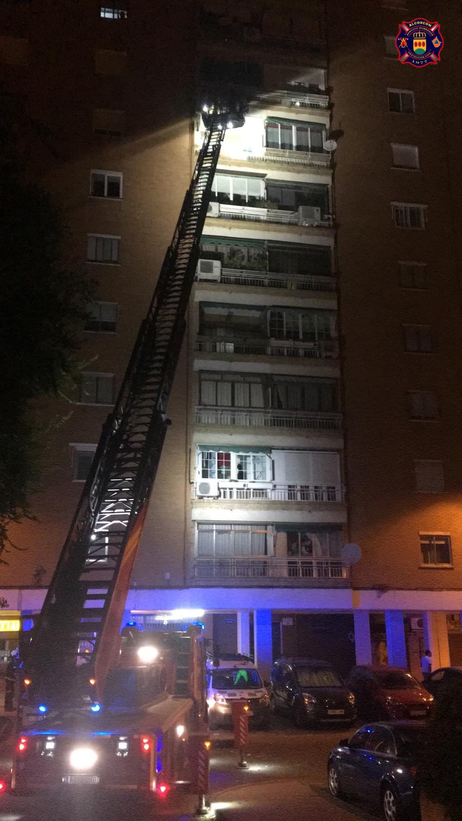 Bomberos de Alcorcón en Twitter: "Intervinimos en saneamiento de fachada en Avenida del Oeste, #Alcorcón. En comunidades de vecinos que sus edificios son antiguos es aconsejable que empresas autorizadas comprueben el estado de las fachadas, cornisas... Colabora @PoliciaAlcorcon https://t.co/nm6RpkylyM" / Twitter