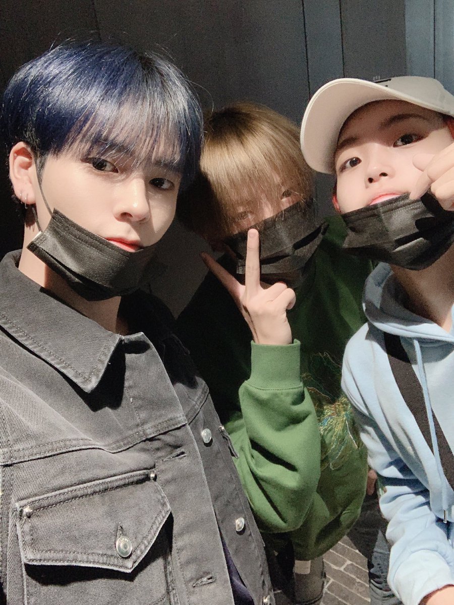CRAVITY_twt's tweet photo. 러비티~여기여기 모여라~~
#크래비티 #세림 #원진 #형준 https://t.co/dzloK5Szsr