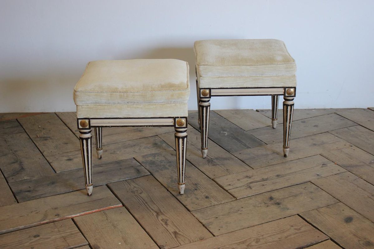 BrownriggUK's tweet image. A pair of mid 20th century french painted stools with water gilded detail in the style of maison jansen. 
bit.ly/3i8IJAI

#paintedstool #antiquestool #antiquefurniture #antiqueseating #antiquechairs #paintedfurniture #interiordecor #design
