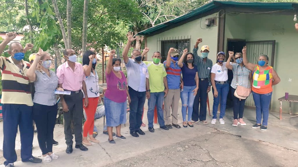 franklin_fazi's tweet photo. Juramentación del comité de localización del sector la Inos que lleva por nombre "Pedro Duarte" del municipio Tinaco. Hicieron acto de presencia los candidatos a la AN Luis Fajardo y carmen Elena Mendoza. También estuvieron presente el Dir. de Org. Esteban Ramiirez https://t.co/QTVXIZYMSB