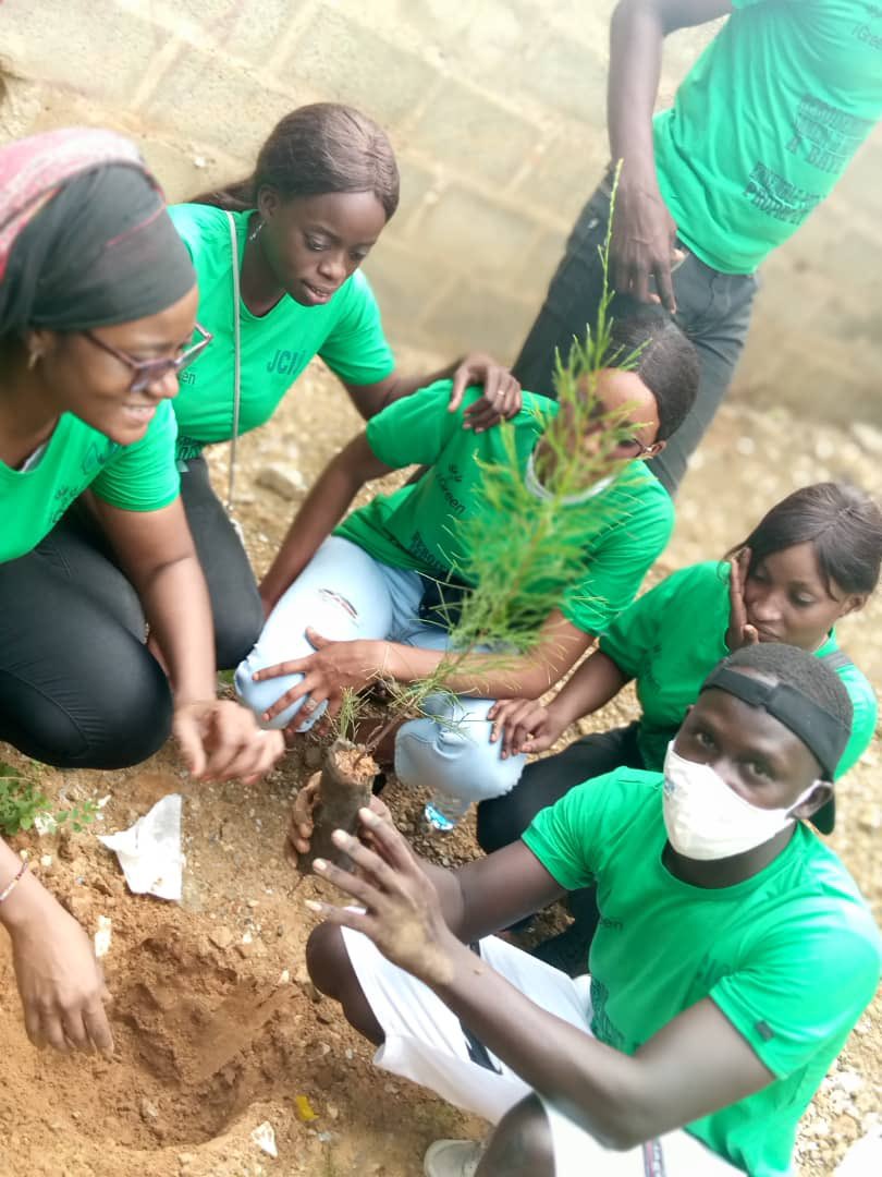 JCI_Senegal's tweet photo. magnifions l'appui considérable du Directeur Général de l'Agence de Développement Municipal du Sénégal (ADM) par le biais du Président Cheikh Issa Sall.

Recevez quelques images de la journée.

Ensemble luttons contre les changements climatiques.

#icarefortheplanet #igreename https://t.co/ZGS77F5yHE
