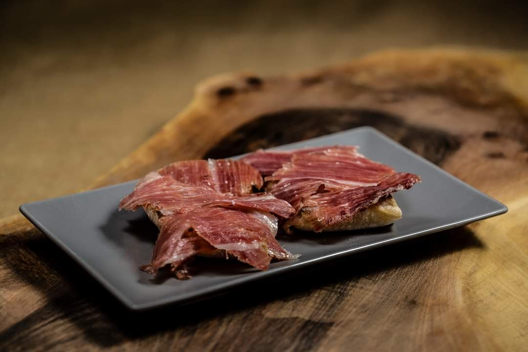 DonMauroRte's tweet photo. Nuestro pan cristal con #jamónibérico, tomate rallado y caviar de aceite es la opción perfecta para #alegrarte la vuelta a la rutina diaria después de un finde intenso y coger fuerzas para rendir bien durante la mañana en el trabajo 🔝😋 https://t.co/zvPZodS3dG https://t.co/Ept0Ws2GOn