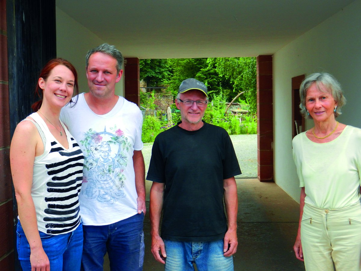 wirsindheimat's tweet photo. Marion von Gienanth (l.) schuf durch die Revitalisierung der Burganlage Stauf einen Ort für gemeinschaftliches Wohnen, mit Küche, Meditationsräumen, Kino und Sauna. Lesen Sie mehr: https://t.co/UPJBoUOwKk 
#wirsindheimt #baukultur 
Foto © Lena Pröhl https://t.co/afgSzaEJgb