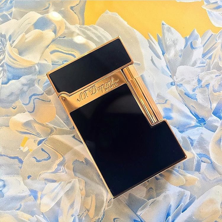 AdnarRobati's tweet image. The S.T. Dupont Yellow Gold and Lacquer Lighter created for connoisseurs with an eye for aesthetics, with its famous opening &quot;cling&quot; recognized by those who know.
.
#Stdupont #stdupontlighters #lighters #cigars #boss #ceo #gentleman #lagos #abuja #weloveluxury #adnarrobatiluxury