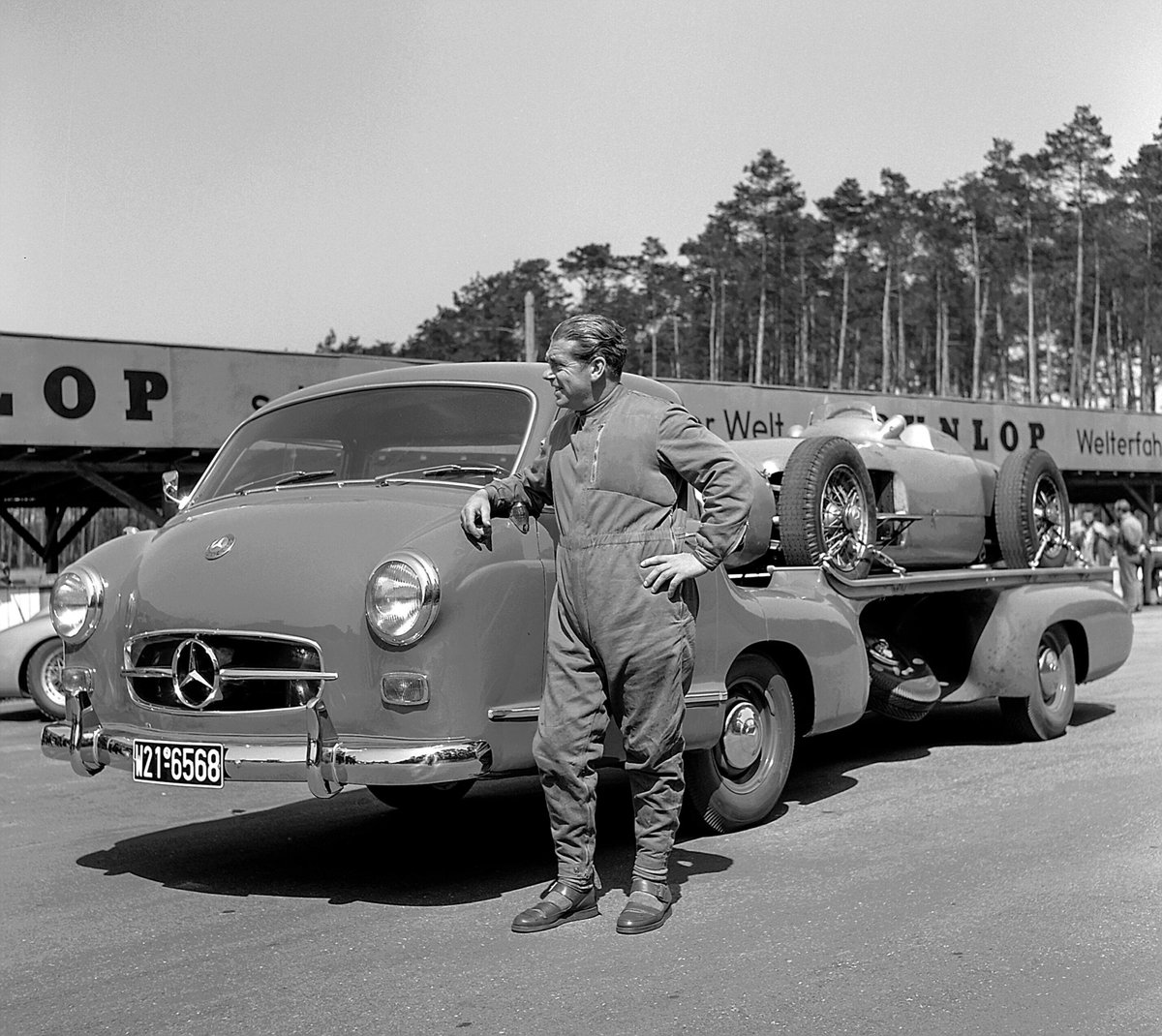 Legends in 1955: Rudolf Uhlenhaut on the Mercedes-Benz high-speed racing car transporter "Das blaue Wunder" with a W 196 R Monoposto Formula 1 racing car on the loading area. Let yourself be fascinated with us in Stuttgart! #MBmuseum https://t.co/Ybn0pwtVqN