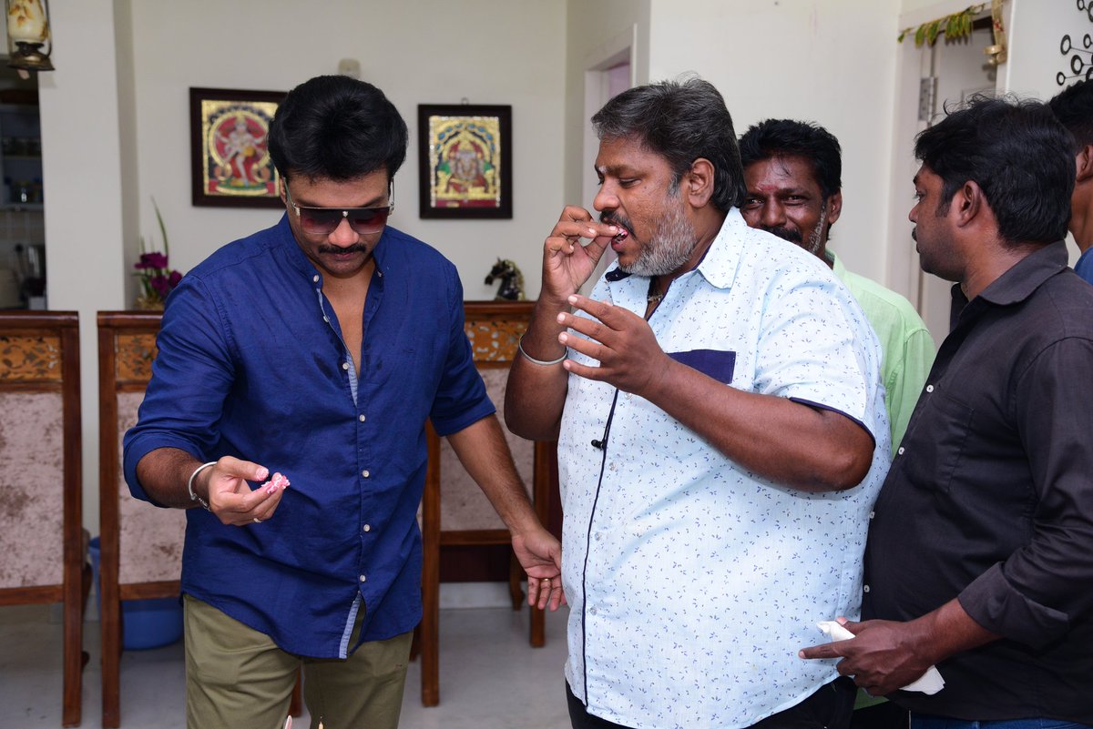 Vijaijai_officl's tweet image. சற்றுமுன்
#தளபதி_விஜய்_அண்ணன் அவர்களின் ஆருயிர் நண்பரும் #சின்னதிரை சூப்பர் ஸ்டார் அன்பு அண்ணன் நடிகர் @SanjeeveVenkat அவர்களை சந்தித்து பிறந்தநாள் வாழ்த்து தெரிவித்த போது காஞ்சிபுரம் மாவட்ட தளபதி 
மக்கள் இயக்கம் இளைஞரணி 
தலைமை சார்பில் 
#பிறந்தநாள்_வாழ்த்துக்கள்