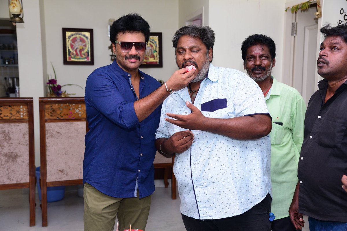 Vijaijai_officl's tweet image. சற்றுமுன்
#தளபதி_விஜய்_அண்ணன் அவர்களின் ஆருயிர் நண்பரும் #சின்னதிரை சூப்பர் ஸ்டார் அன்பு அண்ணன் நடிகர் @SanjeeveVenkat அவர்களை சந்தித்து பிறந்தநாள் வாழ்த்து தெரிவித்த போது காஞ்சிபுரம் மாவட்ட தளபதி 
மக்கள் இயக்கம் இளைஞரணி 
தலைமை சார்பில் 
#பிறந்தநாள்_வாழ்த்துக்கள்