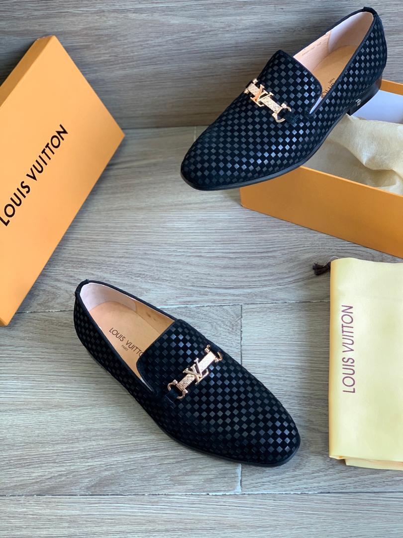 You can't be on my TL and not wear good shoes.. Na crime When Luyi is here to give you all the goodies.. Why won't you take it?Burberry (Frame one) 35,000Other designers 33,000DM/whatsapp  http://wa.me/2347067033552  to order