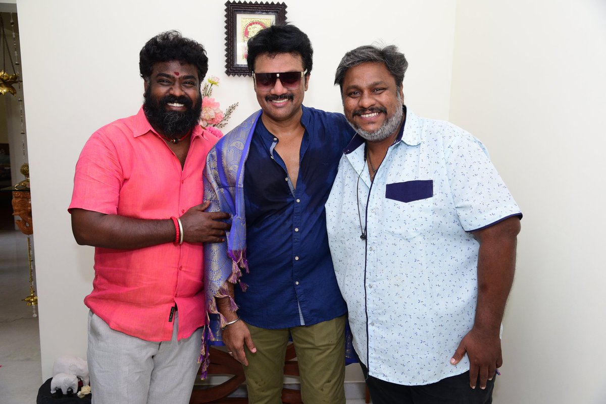 Vijaijai_officl's tweet image. சற்றுமுன்
#தளபதி_விஜய்_அண்ணன் அவர்களின் ஆருயிர் நண்பரும் #சின்னதிரை சூப்பர் ஸ்டார் அன்பு அண்ணன் நடிகர் @SanjeeveVenkat அவர்களை சந்தித்து பிறந்தநாள் வாழ்த்து தெரிவித்த போது காஞ்சிபுரம் மாவட்ட தளபதி 
மக்கள் இயக்கம் இளைஞரணி 
தலைமை சார்பில் 
#பிறந்தநாள்_வாழ்த்துக்கள்