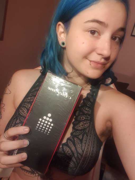 Je viens de recevoir mon nouveau gode de chez Adorime ! Clairement pas mal et les nervures hehe c'est