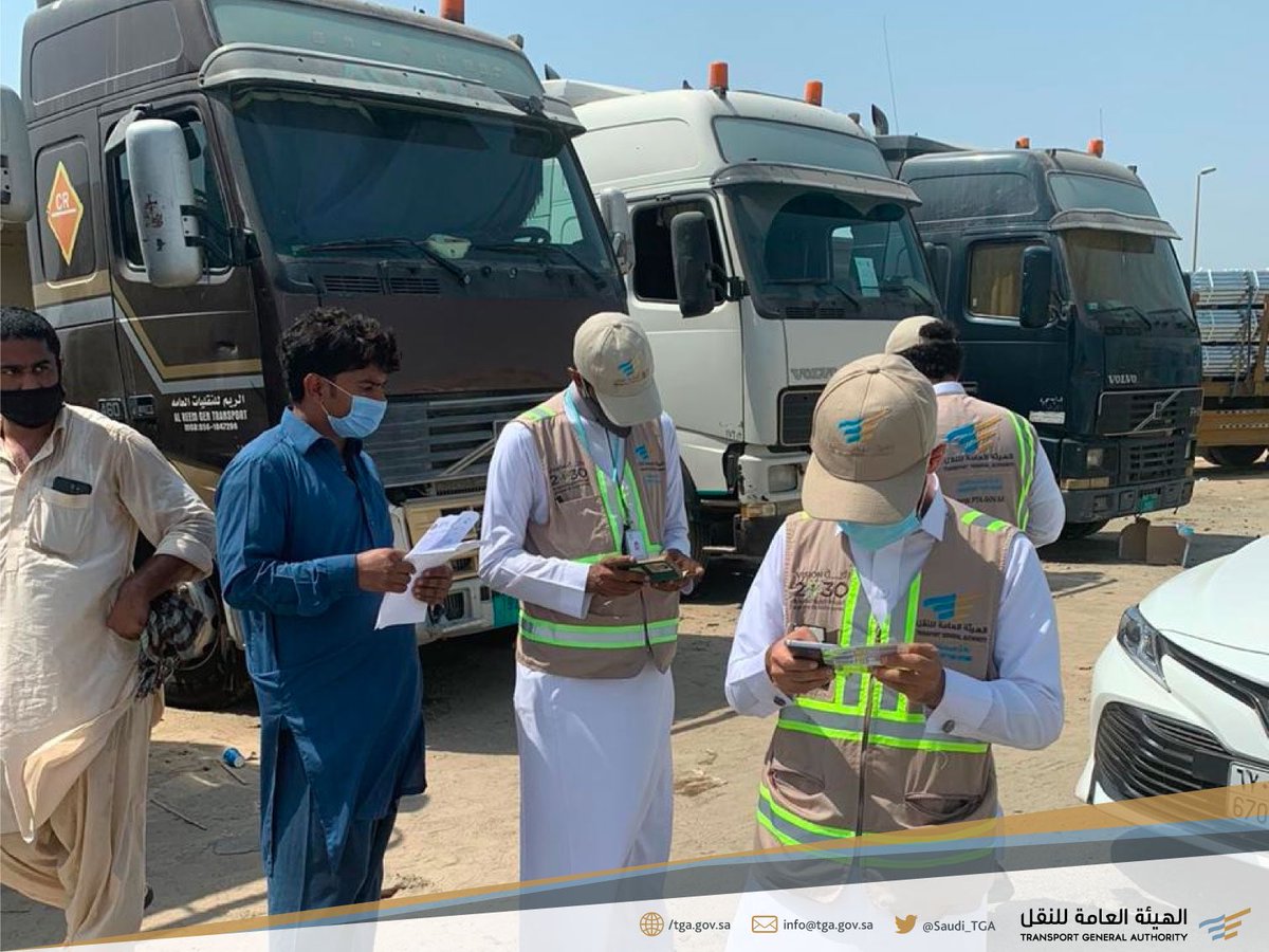 Saudi_TGA's tweet photo. حملة رقابية مشتركة تنفذها @Saudi_TGA بالتعاون مع@eMoroor على مخالفي أنظمة #النقل والشاحنات الأجنبية المخالفة في محافظة #جدة 
و جانب من تواجد عناصر الحملة في أحد المواقع المستهدفة ورصد للمخالفات. https://t.co/ZykRtnoh9O