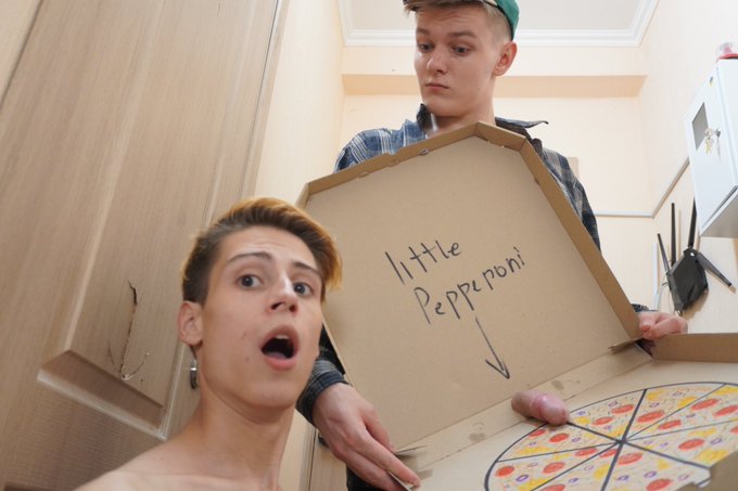 1 pic. Very cool video. Pizza Delivery ??https://t.co/P5j8YPZejP https://t.co/UwmYC2BuTn