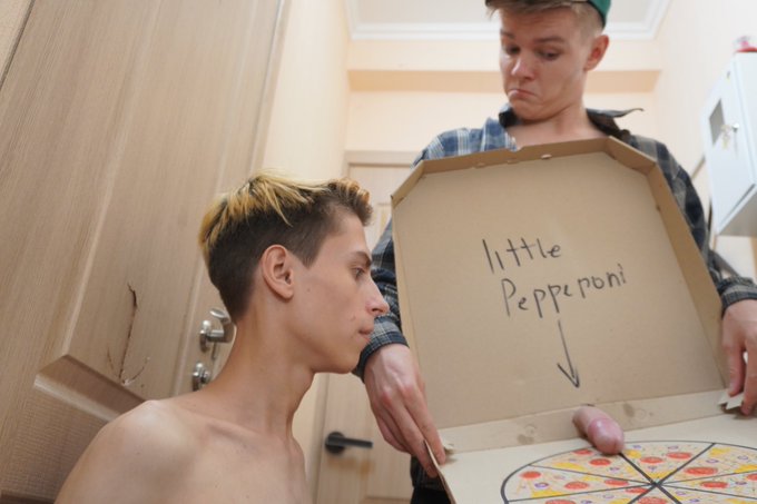 2 pic. Very cool video. Pizza Delivery ??https://t.co/P5j8YPZejP https://t.co/UwmYC2BuTn