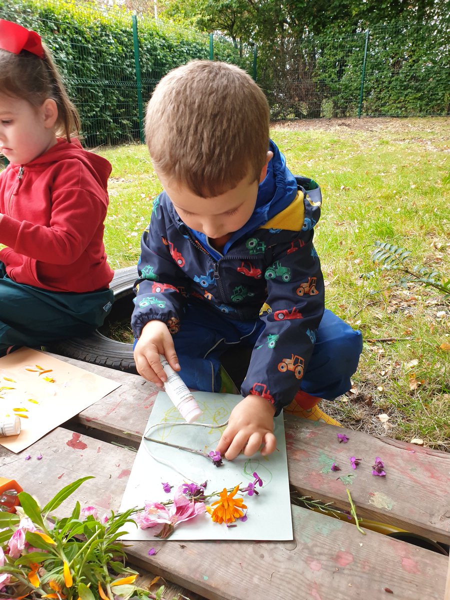 SFX_Nursery's tweet photo. Maths week is off to a brilliant start here at SFX sorting petals by colour and size and making our own patterns @numhubchampfalk @MathsScot #mathsweek #artymaths #naturalnumeracy https://t.co/b2QlayaH3R