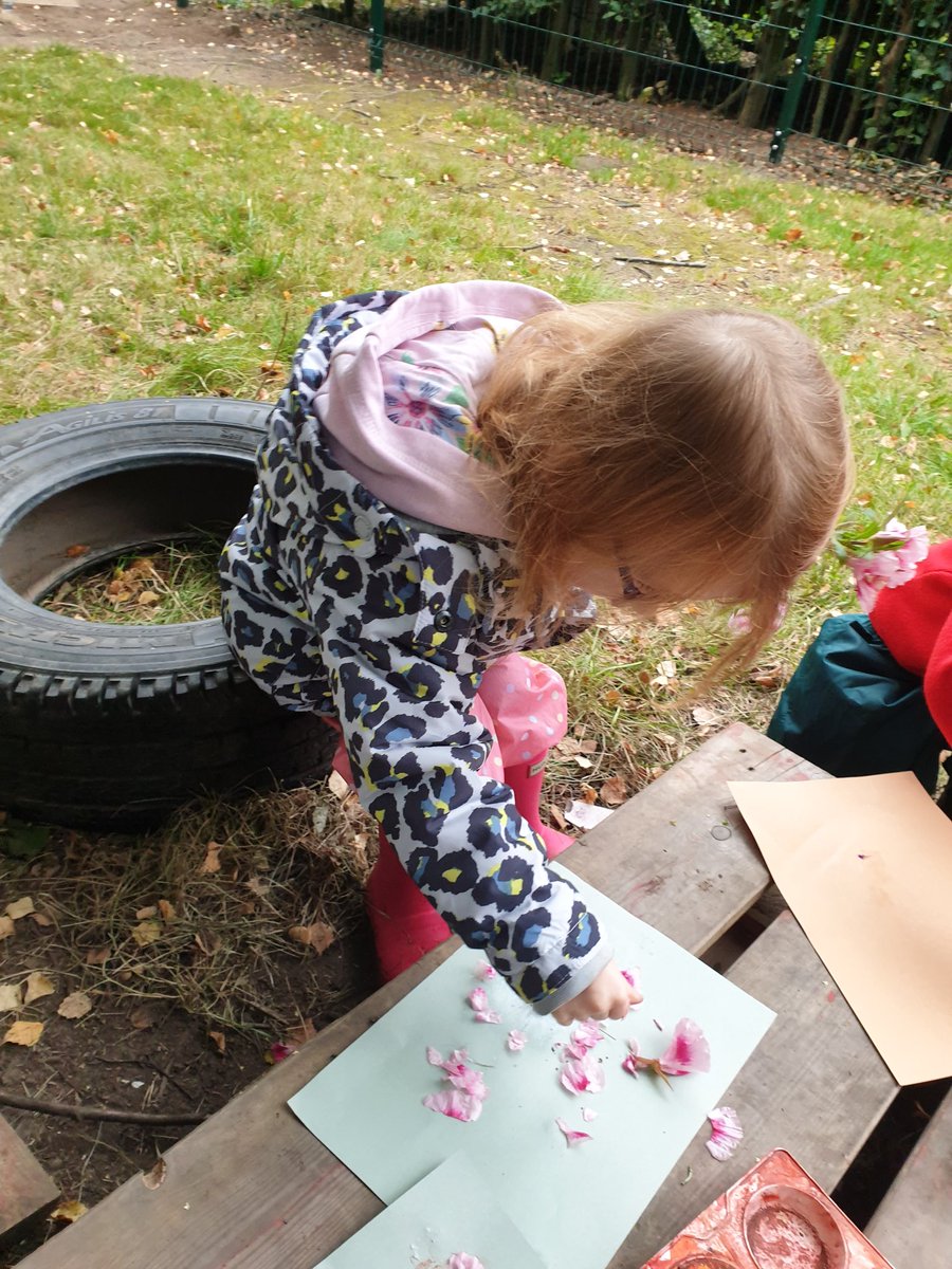 SFX_Nursery's tweet photo. Maths week is off to a brilliant start here at SFX sorting petals by colour and size and making our own patterns @numhubchampfalk @MathsScot #mathsweek #artymaths #naturalnumeracy https://t.co/b2QlayaH3R