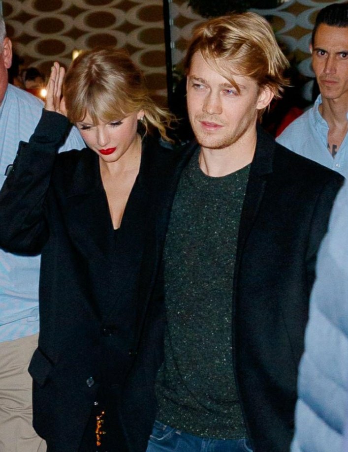 i loved you in spite of deeps fears that the world would divide usso baby can we dance, ohthrough an avalanche?  #4YearsOfJaylor   #4YearsofToe
