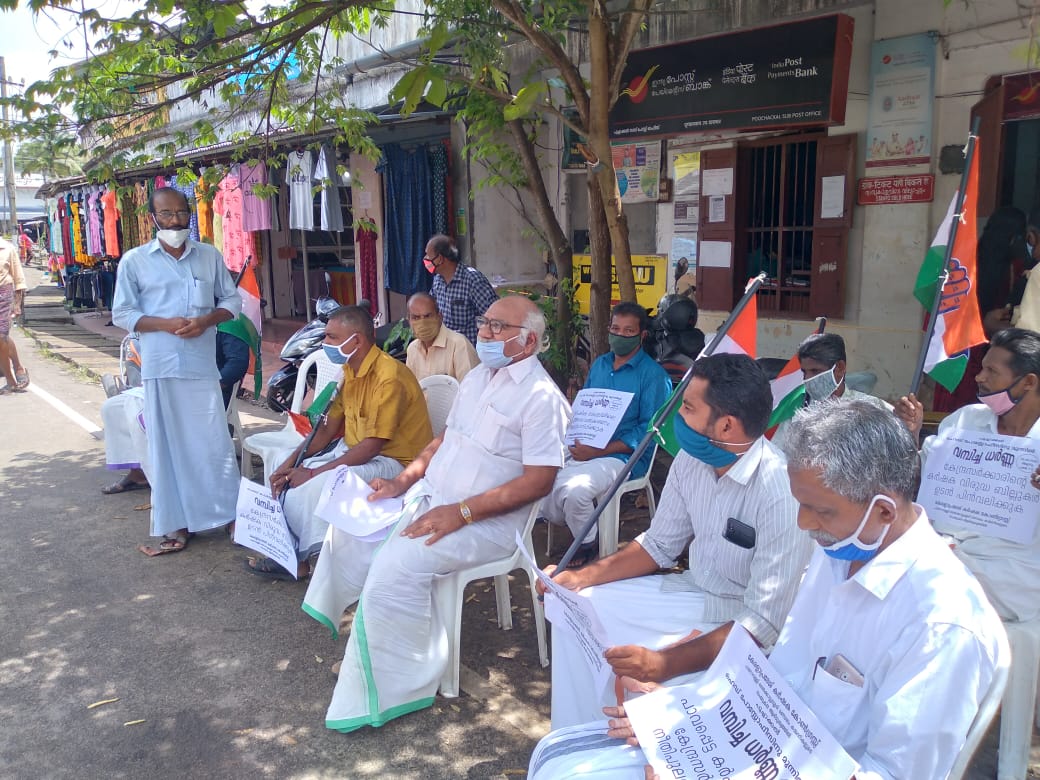 INCIndia's tweet photo. Under the aegis of KPCC President Shri @MullappallyR &amp; the leader of opposition Shri @chennithala, leaders &amp; workers of @INCKerala held protests &amp; submitted a Memorandum to H'ble Governor of Kerala seeking his intervention on behalf of the hapless farmers.
#KisaanMazdoorNYAYMarch https://t.co/SIgGWZJBdv