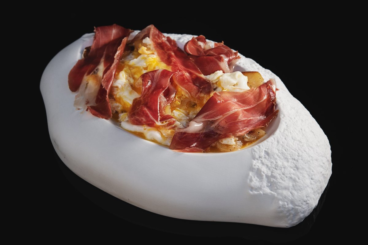 Què me'n dius d'uns ous estrellats?🤤 Un plat que neix de la senzillesa d'uns grans ingredients, els ous del nostre galliner. Deliciosos; no te'ls pots perdre!😋

#Resquitx #RestaurantResquitx #ResquitxRestaurant #GastronomiaAutòctona #PassióGastronòmica #Mollerussa