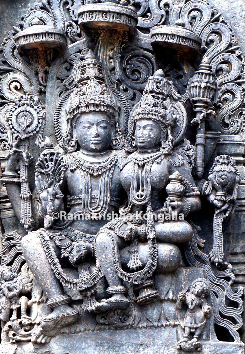 This is Hoysala Vishnu with Shankha, Chakra, Gada & Padma.Let us zoom in those Ayudhas and check. @ReclaimTemples  @punarutthana  @LostTemple7