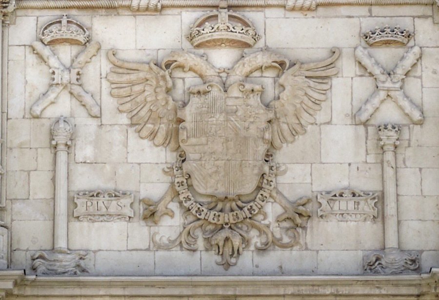 El escudo más completo q he fotografiado del Emperador y Rey Carlos está en la fachada de la Universidad de Alcalá de Henares: águila bicéfala, armas, Toisón, cruces de Borgoña y el lema Plus Ultra.
