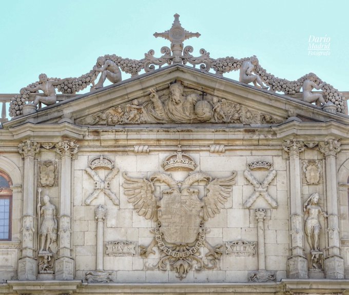 Sobre las columnas con el lema Plus Ultra se encuentran sendas coronas: sobre la de la derecha está la española y sobre la de la izquierda la corona del Sacro Imperio Romano. En el centro está la conjunta del Emperador y Rey Carlos.