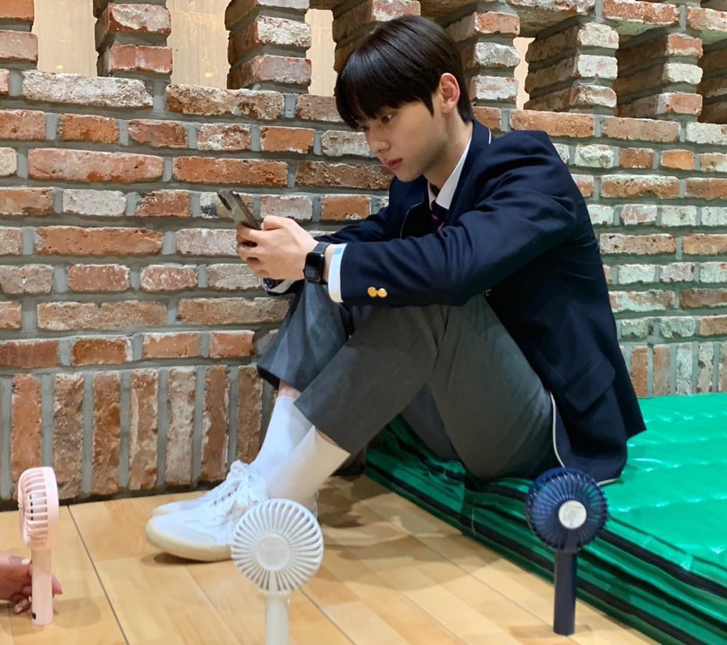 으아미쳤어너무귀여워 실례가안된다면입에넣고굴려도됡가요