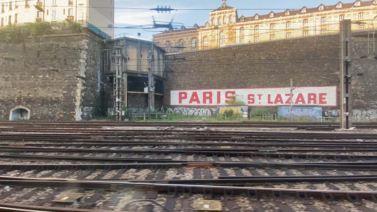 LyonUrbanRail's tweet photo. Ça tractionne mal sur le #TER 3351 à destination de Caen. On espère que la loco va pouvoir être remise sur pieds rapidement ! On attend l’arrêt pour diagnostique 🤞 @SNCF https://t.co/VMCkiXSoRV